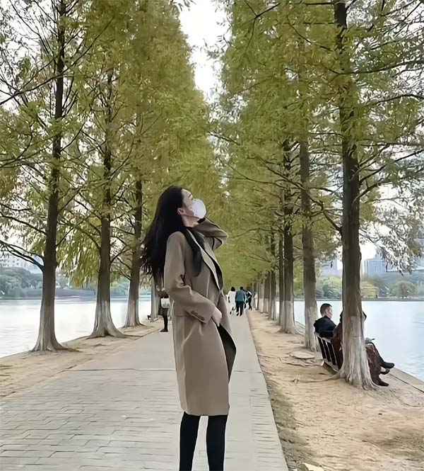 陆家嘴天际线下的年轻创业者侧影